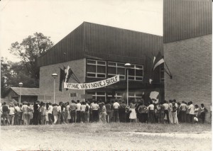 Takto to bolo roku 1983, teda pred 30 rokmi, keď v Petrovci otvárali novú školskú budovu (foto: J. Bartoš)