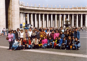 Maturanti v Ríme pred vatikánskym Chrámom sv. Petra v utorok 30. apríla 1991