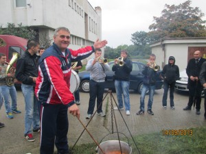 Na súťaži vo varení guláša sa zúčastnil aj Pavel Beška a o dobrú náladu sa postarali Timočki veseljaci 