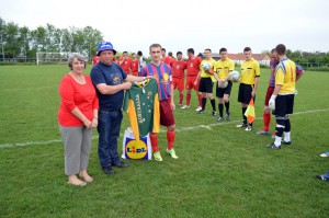 Kapitán Mário Malina (tretí zľava) pred zápasom prijal súpravu nových dresov, ktoré FK Kriváň venovali rodiny Radičová a Sľúková z ďalekej Austrálie (Foto: J. B. Ďuky)   