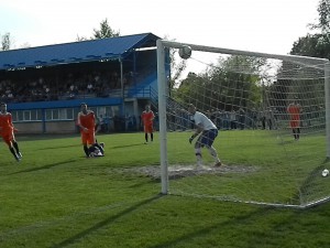 Gól za desiatku: Branislav Zbućnović (pod nohami súpera na tráve) sa v 88. min. krásne otočil a trafil do ľavej šibenice brány bezmocného Buzadžiju – 2 : 1 (Foto: J. P.)