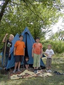 Po namáhavej práci treba si oddýchnuť – skupina mladých výletníkov   