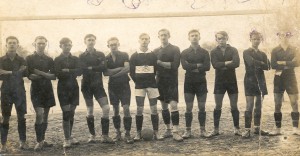 Kvalitné mužstvo SŠK 3. júna 1928 po víťazstve nad Vojvodinou Nový Sad 3 : 2 – (zľava) Vučurević, Litavský I., Bohuš, Červenský, Francisty, Mikuš, Langhofer, Bulík, Hlaváč, Litavský II. a Oros.