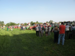 V deň rovnania poľných ciest petrovskí poľnohospodári sa zhromaždia na Jarmočisku, rozdelia sa do skupín a plošne zachytia cesty v celom chotári