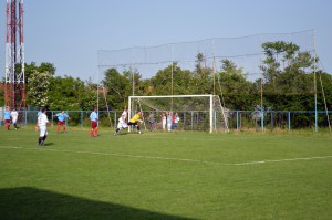 Budúcnosť získala náskok v 25. min., keď Dominik Alexy (štvrtý sprava) nechtiac usmernil loptu do brány Krstića (Foto: Ďuky)