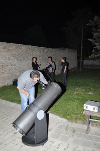 Nadšenci vesmíru Janko Mravík a Jaroslav Grňa aj tohto roku nastavili svoje teleskopy, aby sa všetci záujemcovia mohli popozerať na jednotlivé hviezdy