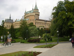 Pred Bojnickým zámkom 