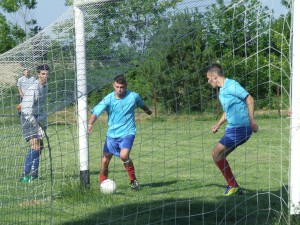 Kanonier Panónie Rančić (v strede) okamih predtým ako v 13. min. dorazil loptu do prázdnej siete Dunava – 1 : 0