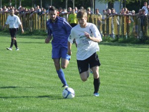 Pavel Ožvát (biele tričko) na vlaňajšom zápase v Kulpíne (Foto: J. P.)  