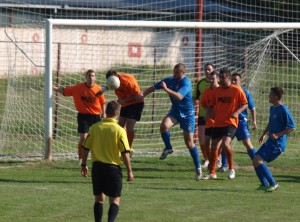 Skrumáž pred bránou Železničara na zápase v Novom Sade