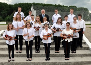 Žiacky orchester s profesorom: po úspešnom nôtení vznikla i táto spoločná fotka