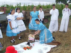 Tradičné pavorské raňajky – slaninku, syr, cibuľu, rajčiaky... môžu ochutnať aj návštevníci vojlovických dožinkových osláv