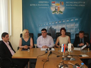 Zmluvu podpísali: Valentín Michal Grňa (sprava), Anna Tomanová-Makanová, Aleksandar Đedovac a Milina Sklabinská, prítomný bol aj Viliam Slavka, predseda Strany vojvodinských Slovákov 