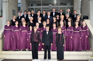 Spoločná fotografia Selenčanov a Petrovčanov na schodoch krásne upraveného Domu kultúry vo Vranove nad Topľou pred vystúpením na záverečnom galakoncerte