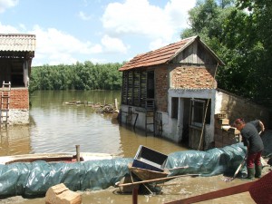 Lopatou proti povodni...