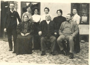 Rodinná fotografia (stoja zľava): Dr. Milan Podhradský (syn), Ľudmila Hurbanová, Ľudmila, Pavlina, Emília a Mariena Podhradské (dcéry). Sedia (zľava): Pavlina Podhradská (manželka),  prof. Jozef Podhradský a zať Janos Kendrey.