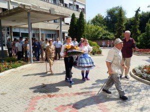 V mene oboch staropazovských združení bojovníkov a predstaviteľov Vojska Srbska kvety k pamätníkom položili aktivisti kultúrno-umeleckých spolkov