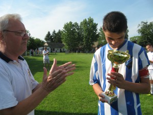 Pred zápasom s Hajdukom tajomník FK Slávia Michal Pintír odovzdal šampiónsky pohár kapitánovi Borisovi Petrovićovi