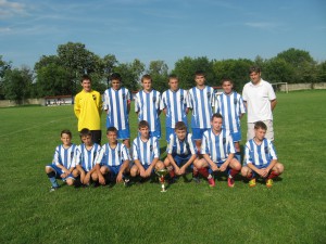  Šampiónske mužstvo pionierov pivnickej Slávie v sezóne 2012/2013; stoja zľava: Dávid Šuster, Boris Petrović, Bogdan Keravica, Dalibor Vachula, Julián Čobrda, Stanislav Vinković, Miroslav Česko (tréner); v drepe zľava: Alexander Čobrda, Rastislav Záskalický, Damián Sič, Miroslav Pintír, Marián Čobrda, Martin Benka, Boris Žigmund. Chýbajú Milan Keravica, Filip Badinský a Darko Ćitanov