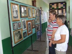 Staré sobášne fotografie upútali pozornosť početných hostí, ale aj domácich, ktorí tam spravidla našli niekoho svojho – suseda, priateľa príbuzného