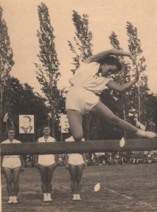 Alžbeta Pucovská, vtedy ešte Gierová, počas jednotliveckého vystúpenia na kladine na SNS roku 1953 (foto: archív A. P.)