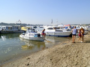 Na riečnom ekologickom karnevale sa zúčastnili aj menšie loďky a iné športové plavidlá