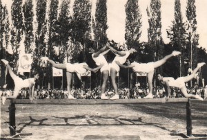 Skupinová cvičba na kladine na SNS 1953 (foto: archív A. P.)