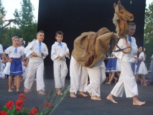 Erdevícke Zvončeky sa zahrali peknú detskú hru s koníkom