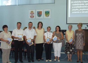 Niektorí z ocenených učiteľov s predsedníčkou Osvetovej komisie MSS Annou Medveďovou (prvá zľava)