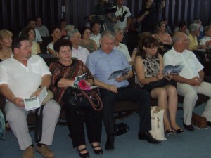 Vysokí hostia Stretnutia slovenských dolnozemských učiteľov (zľava): Mgr. Ján Sitarčík, riaditeľ Centra pre celoživotné vzdelávanie UMB, Katarína Melegová-Melichová, predsedníčka MSS, Pavel Marčok, predseda Obce Báčsky Petrovec, Katarína Stehlíková, konzulka Veľvyslanectva SR v Belehrade a Ján Varšo, veľvyslanec SR v Belehrade