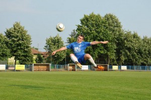 Kiežby takýchto volejov bolo čím viac: Ján Tatliak (FK Mladosť Petrovec) Foto: J. Diňa