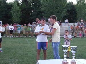 Branislav Kuštra (sprava) na futbalovom turnaji, ktoré zorganizovala Terra, udeľoval víťazné poháre najúspešnejším mužstvám