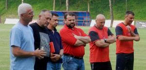 Chopili sa veľkej úlohy: tréner Mile Tomić, športový riaditeľ Dragan Lukić, tajomník Gašpar Salma, predseda Miroslav Kováč, kondičný tréner Dušan Hýl a tréner brankárov Vladimir Rastović (zľava)   