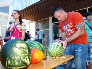 Na meloniáde v rodnom mestečku Mihajla Pupina šampión Szilágyi vytvoril na melóne podobizeň známeho vedca