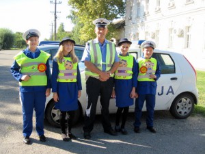 Malí dopravní policajti s vedúcim akcie Jonelom Sućom