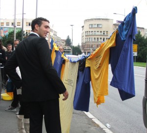 Akcia Špinavé prádlo pred začiatkom zasadnutia Zhromaždenia mesta Nový Sad 