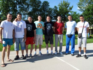 Ivan Krgović (piaty zľava) a jeho spolupracovníci z projektu Volejbal 013