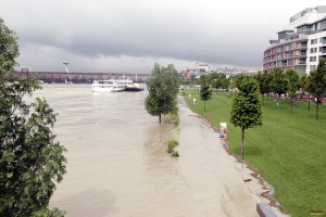 Pohľad na stúpajúcu hladinu Dunaja od bratislavského nákupného centra Eurovea. Foto: Ivan Majerský, Pravda