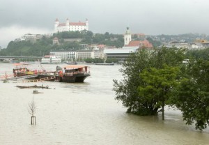 Stúpajúci Dunaj a zaplavená časť Tyršovho nábrežia. Bratislava, 4. jún 2013.  Foto: Ivan Majerský, Pravda