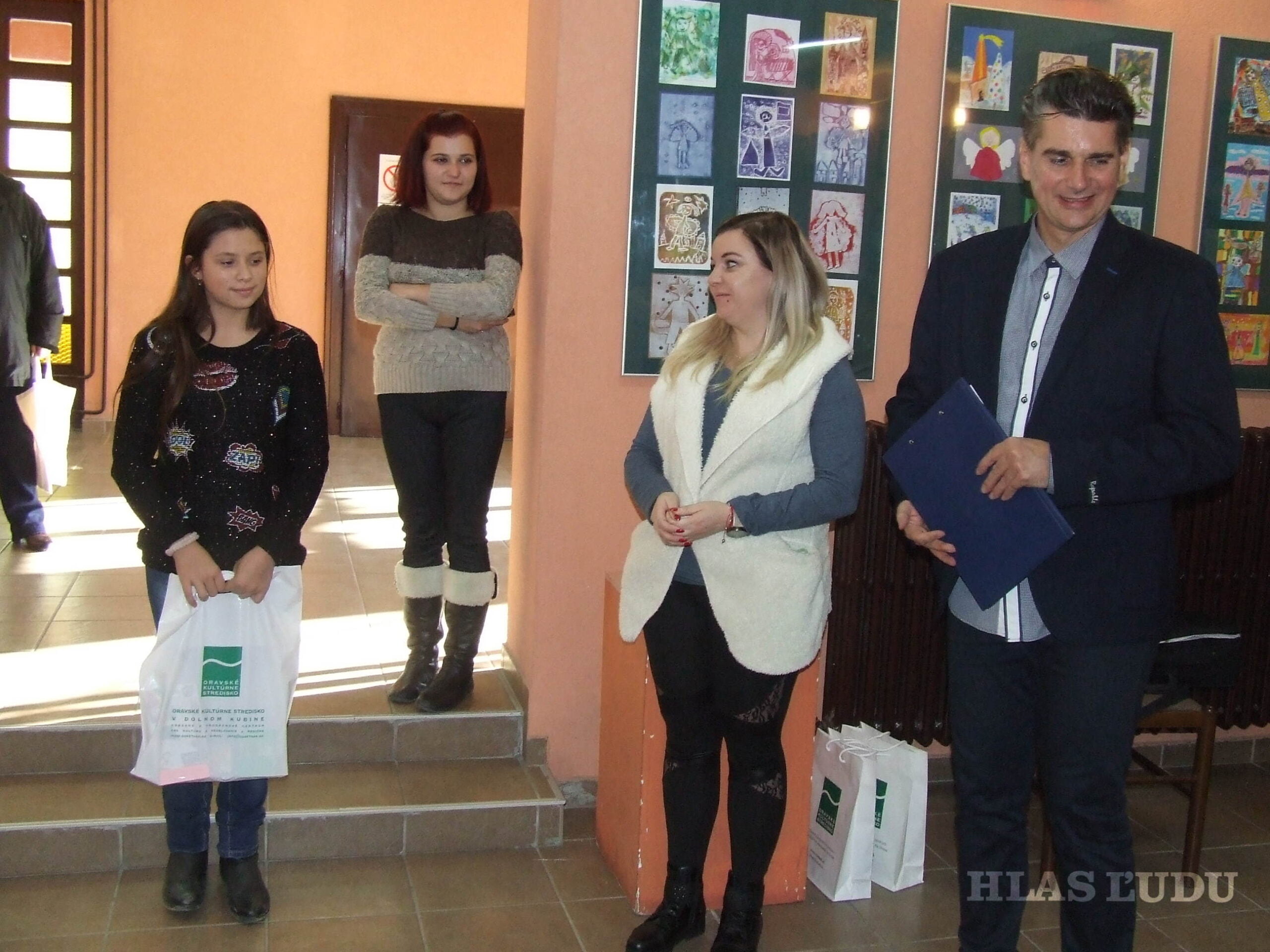 Ocenená žiačka z Kovačice Ruženka Cicková (zľava)