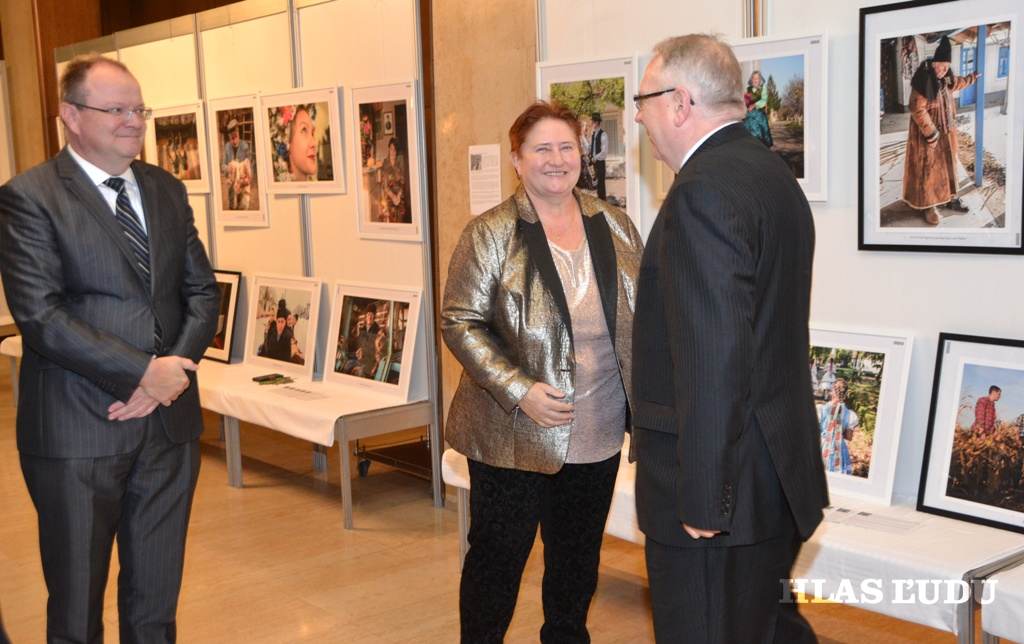 Príchod hostí. V úzadí je výstava Petra Dešića