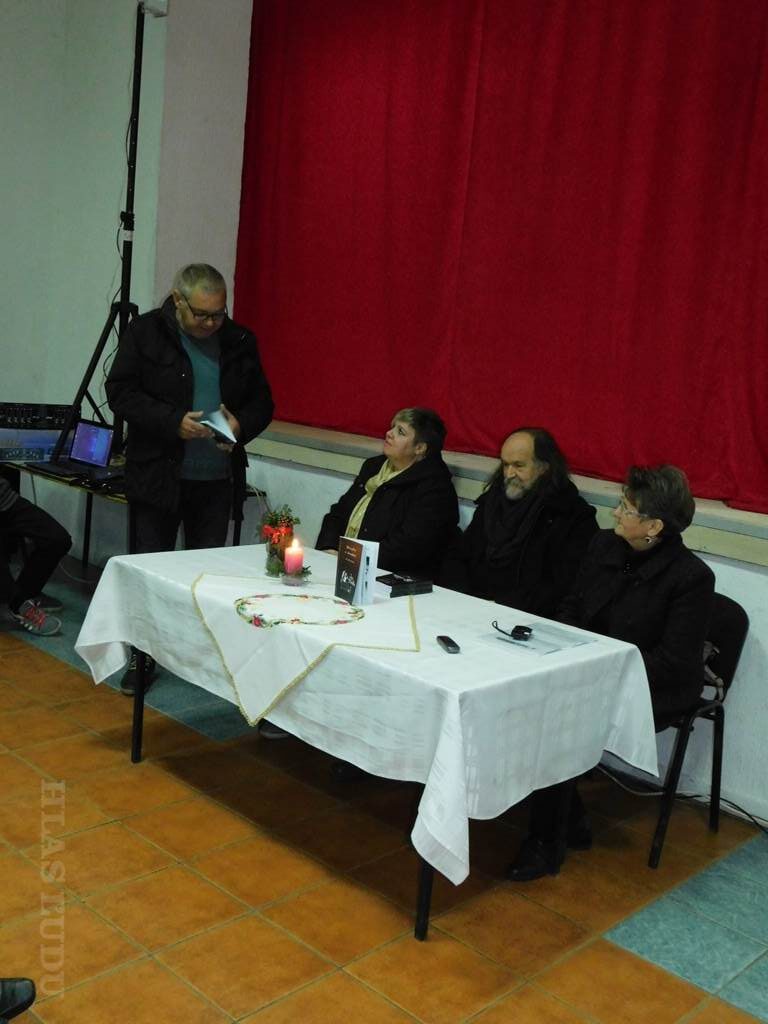 O divadle v Aradáči a priliehavej knihe hovorili Ján Zvara, Annamária Boldocká-Grbićová, Vladimír Valentík a Anna Bagľašová (z ľava)