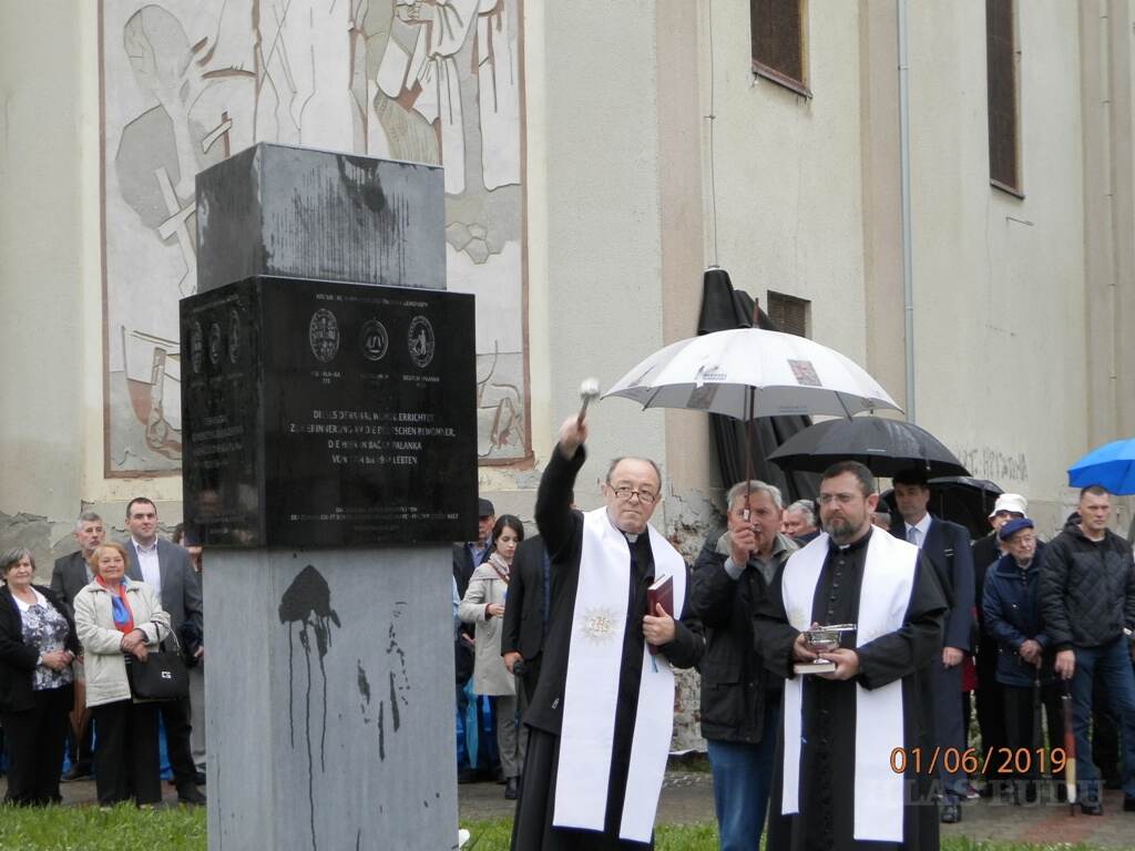 Katolícki kňazi Jakob Pfeiffer a František Gašparovský pamätník posvätili.
