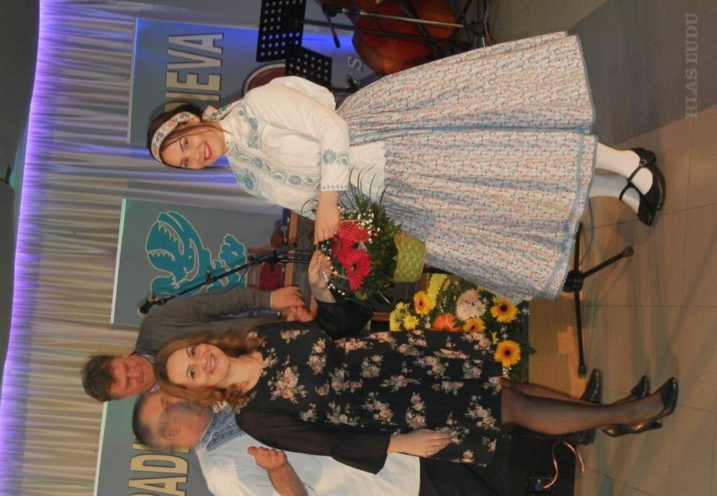 Snežana Ďurišová udelila darček najsympatickejšej účastníčke podujatia, ktorou sa stala Saňa Petrášová, laureátka Festivalu Padina spieva 2020