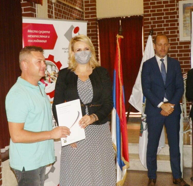 Medzi zamestnávateľmi, ktorým ministerka udelila zmluvy, bol i zamestnávateľ Jaroslav Hrebík zo Starej Pazovy