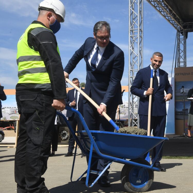 Prezident Srbska Aleksandar Vučić položil základný kameň na výstavbu továrne na výrobu vakcín spoločnosti Sinopharm