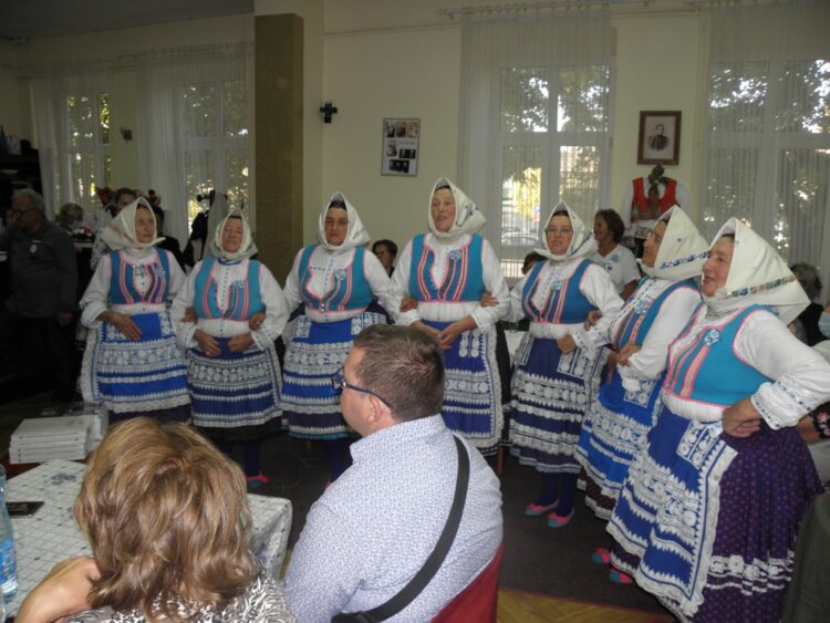 Spevácka skupina pazovského spolku žien
