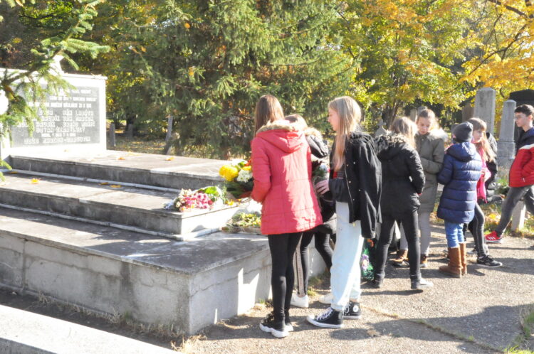 Spoločnú hrobku na partizánskom cintoríne kvetmi vyzdobili petrovskí žiaci