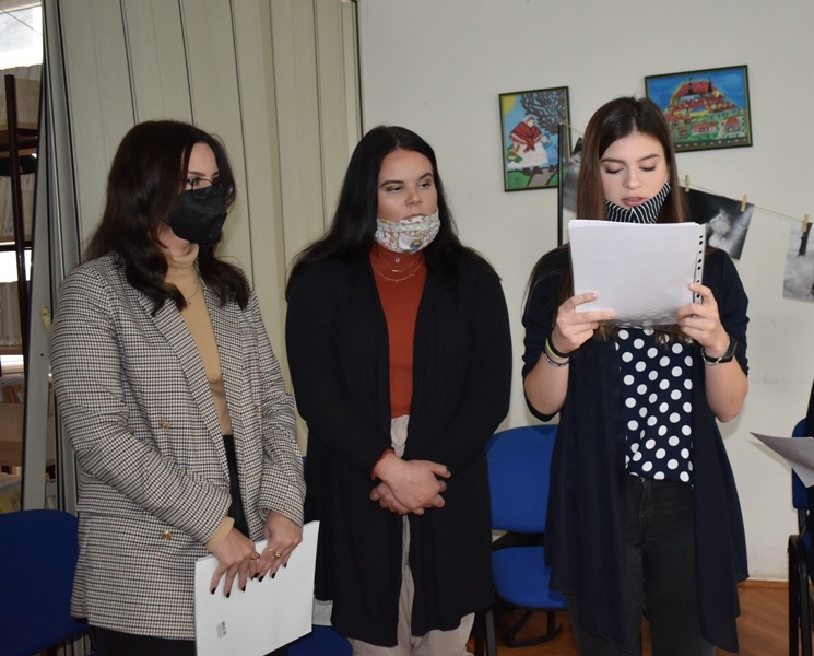 Zľava: Dajana Jana Brnová, Alexandra Muhová a laureátka Irena Miriam Nôtová