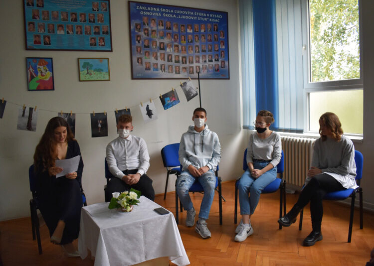 Zľava: moderátorka Andrea Miháľová, laureát Michael Kotváš, Kristián Baďura, Sandra Činčuráková a Mária Supeková